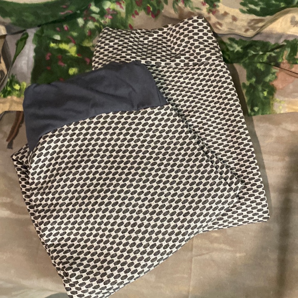 2 textured scrunched butt workout leggings